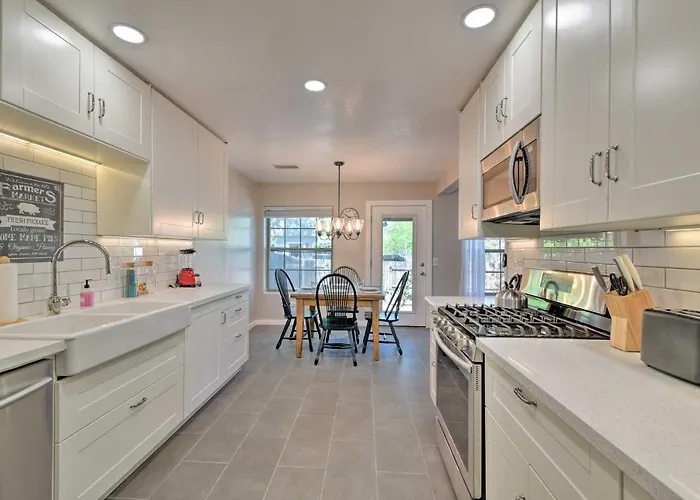 Modern W/ Bbq: Walk Downtown!