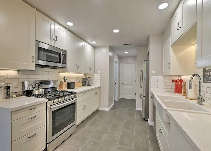 Modern W/ Bbq: Walk Downtown! *